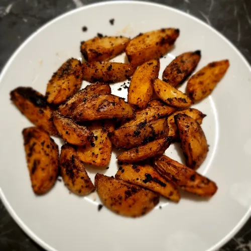 Krispiga klyftpotatisar